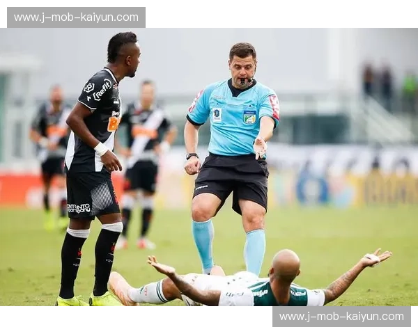 绿茵烽火再燃！巴西国际与累西腓体育的宿命对决，谁将主宰南海岸？